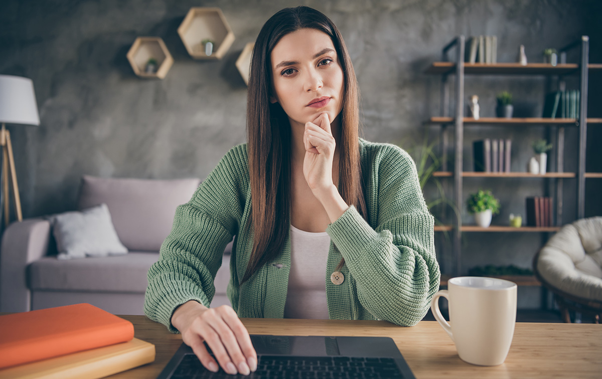 Grafika przedstawiająca zespół IT doświadczający problemów komunikacyjnych, z&nbsp;członkami zespołu wyglądającymi na zdezorientowanych i&nbsp;nieskoordynowanych.